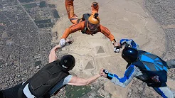 Paraquedistas voam por cima de piramides no Egito 