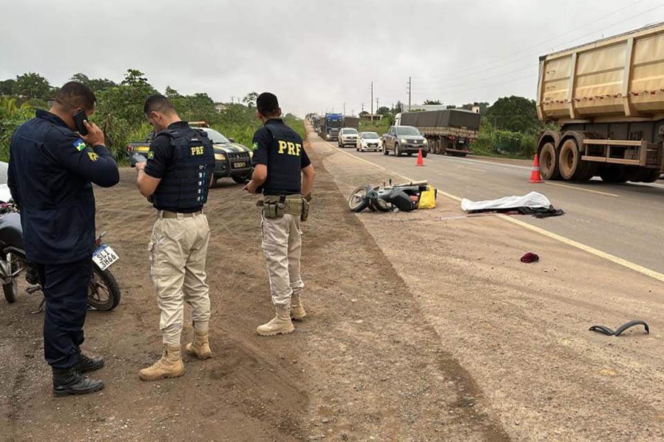 Mulher em motocicleta morre ao desviar de animal na BR-364