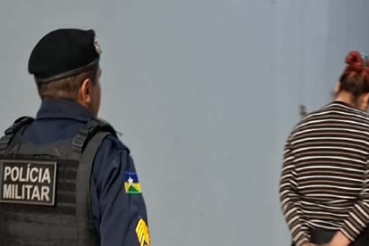 Mulher é presa com tablete de maconha enterrado em galinheiro