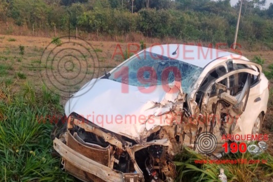 Criança fica gravemente ferida após acidente entre carro e carreta na BR-364