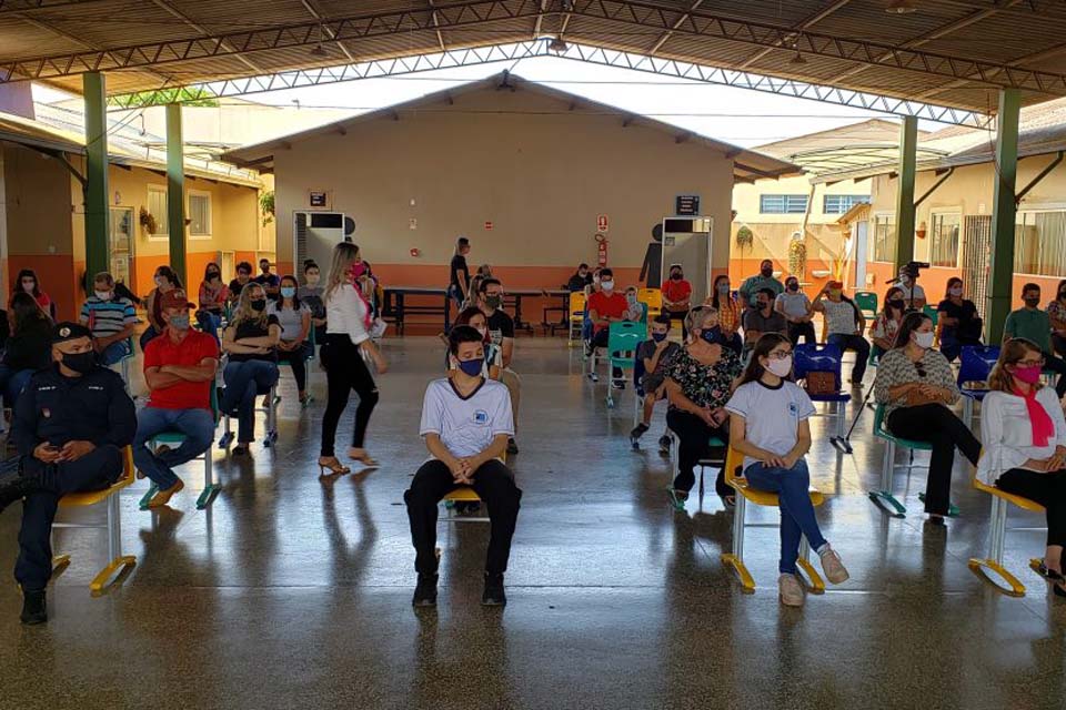  Escolas estaduais de Vilhena recebem investimentos; estudantes são homenageados durante visitas