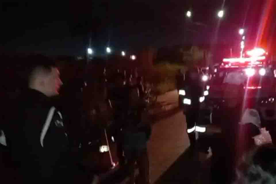 Motociclista morre após colisão com poste na zona leste