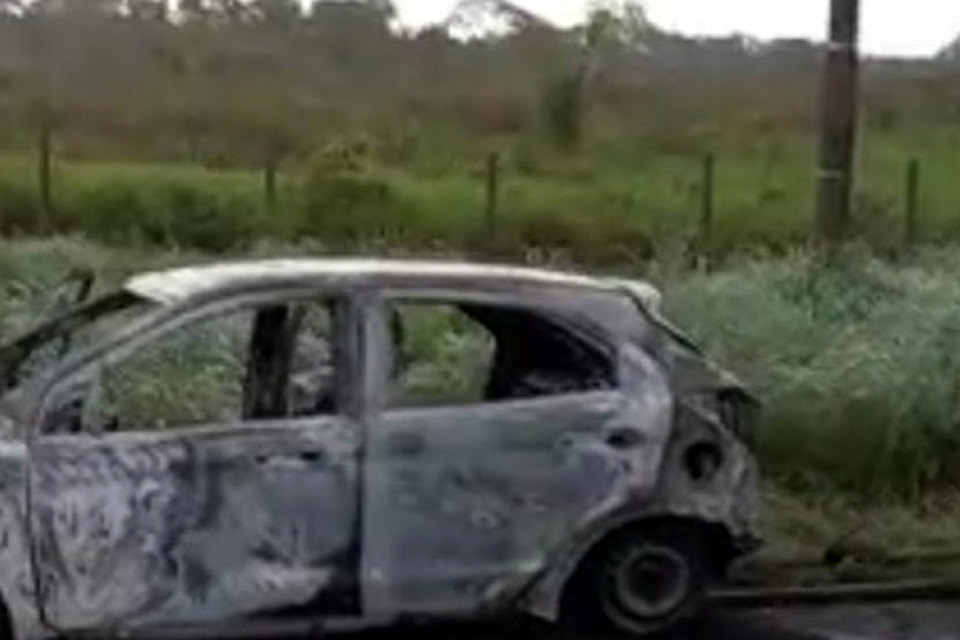 Carro é encontrado queimado na estrada da Penal em Porto Velho 