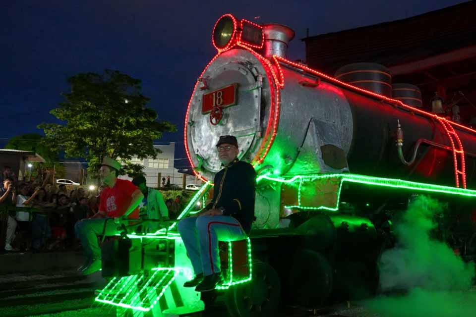 Locomotiva 18 ganha adorno de Natal e emociona população na Madeira-Mamoré