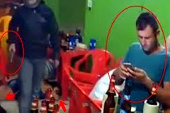 Homem se distrai no celular e não percebe assalto 