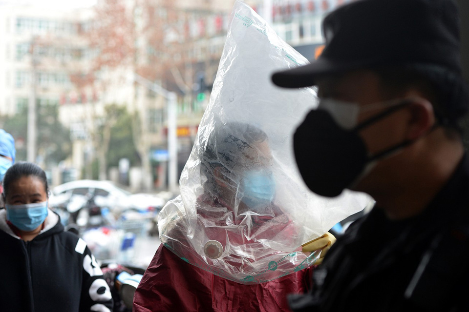 Chineses improvisam proteção contra em meio a escassez de equipamentos