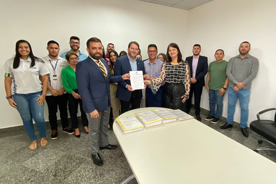 Presidente Alex Redano recebe relatório da Corregedoria, em ação que restituiu R$ 188 mil aos cofres da União