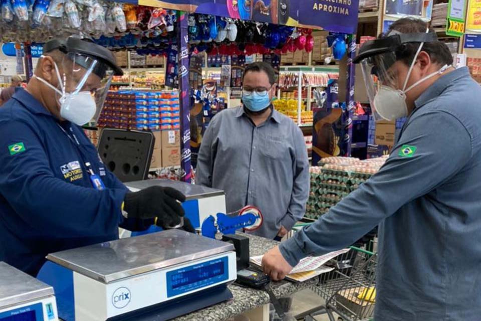 Ipem fiscaliza balanças de supermercados e indústria de sal bovino