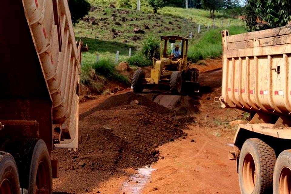 Prefeitura recupera estradas vicinais com recursos do Fitha