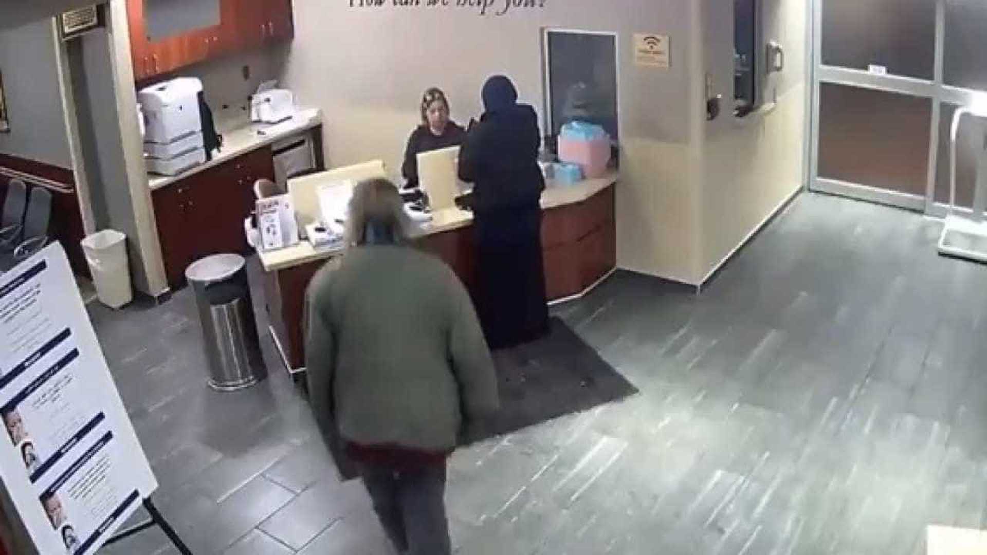 Jovem muçulmana é agredida em hospital nos EUA