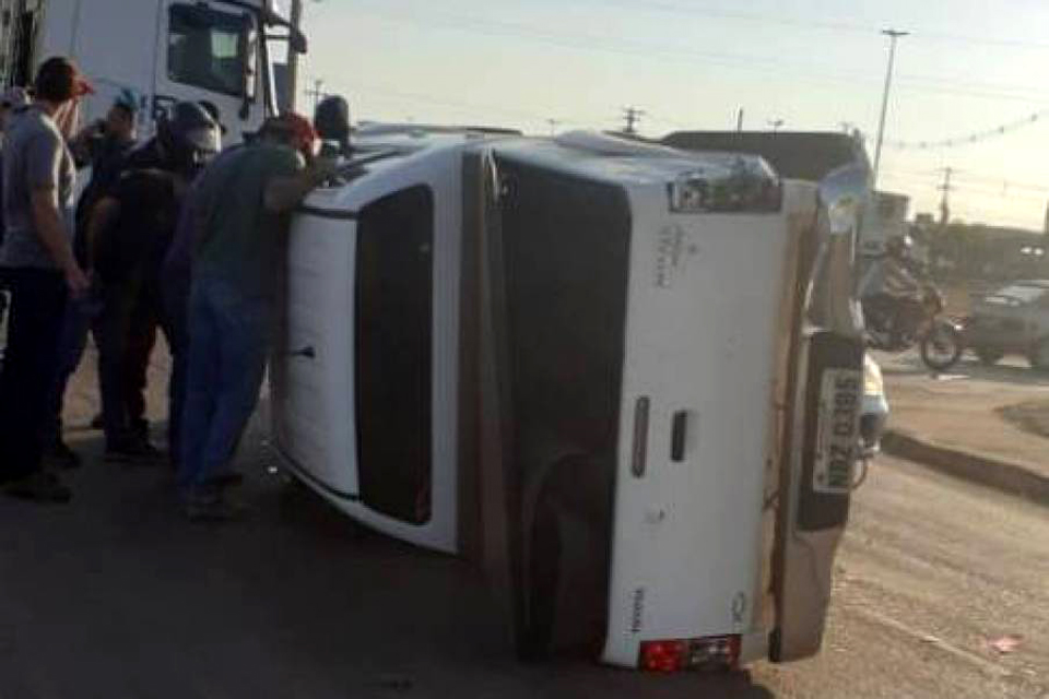 Caminhonete é atingida por carreta e tomba na Avenida Marechal Rondon