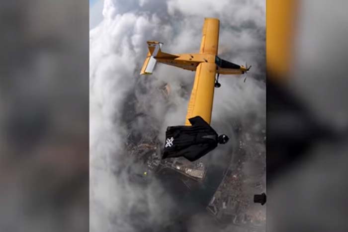 Piloto de wingsuit voa bem do lado de avião 
