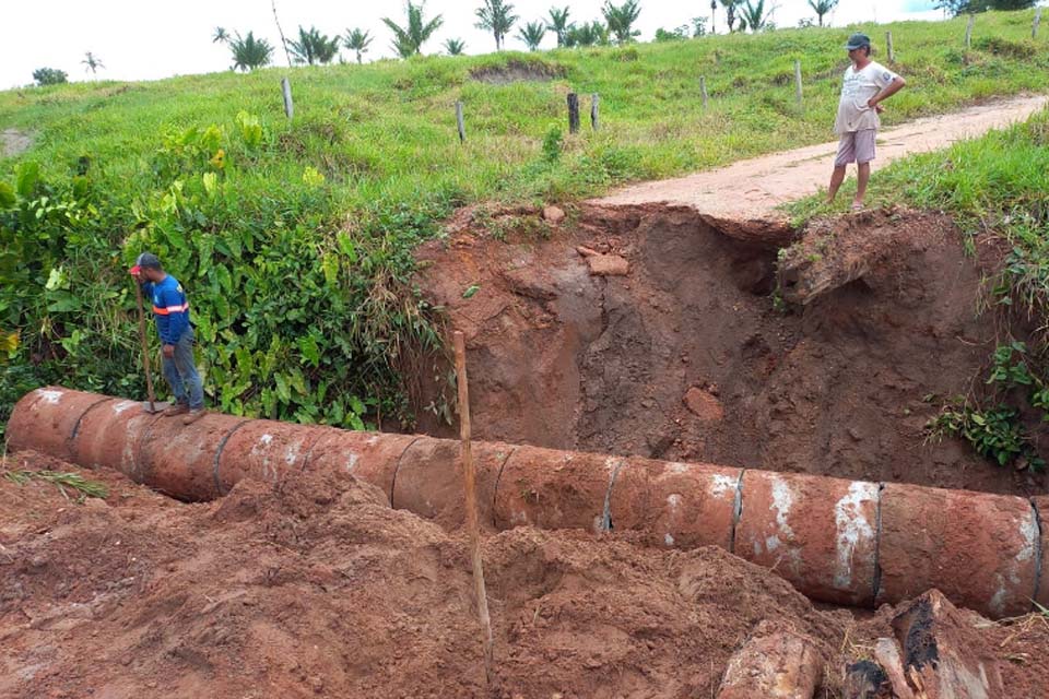 Prefeitura troca ponte de madeira por bueiro na Estrada Velha do Calcário