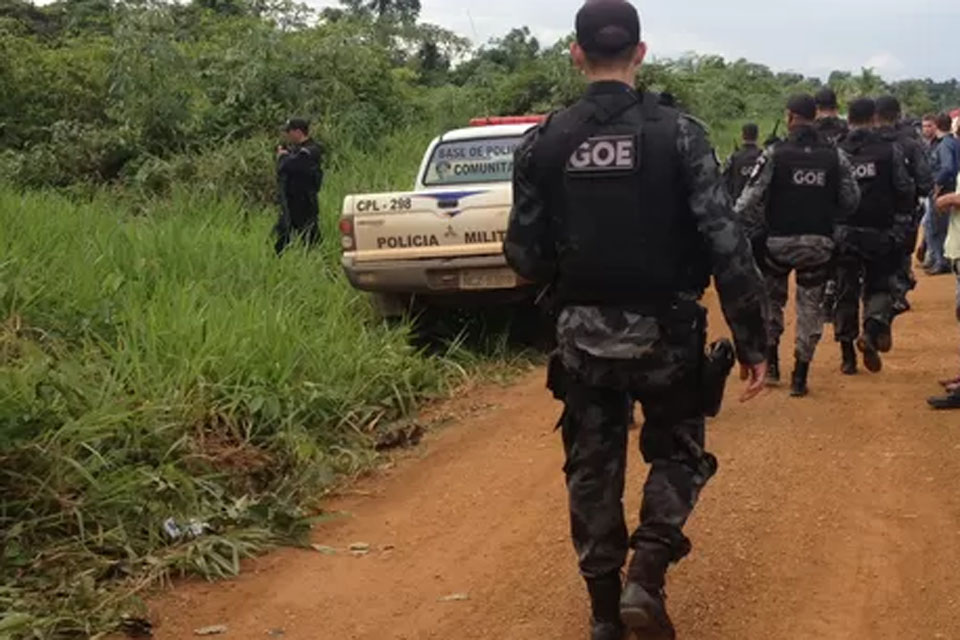 Assaltantes fortemente armados trocam tiros com a PM após roubo de Hilux
