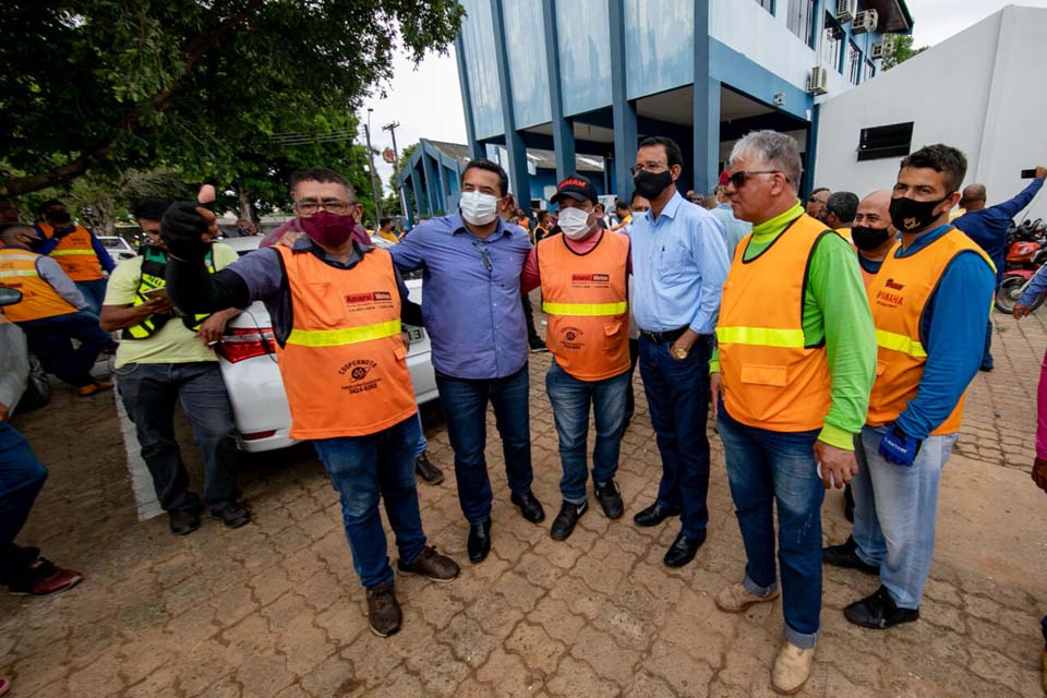 Prefeito Isaú Fonseca recebe mototaxistas no pátio da Prefeitura
