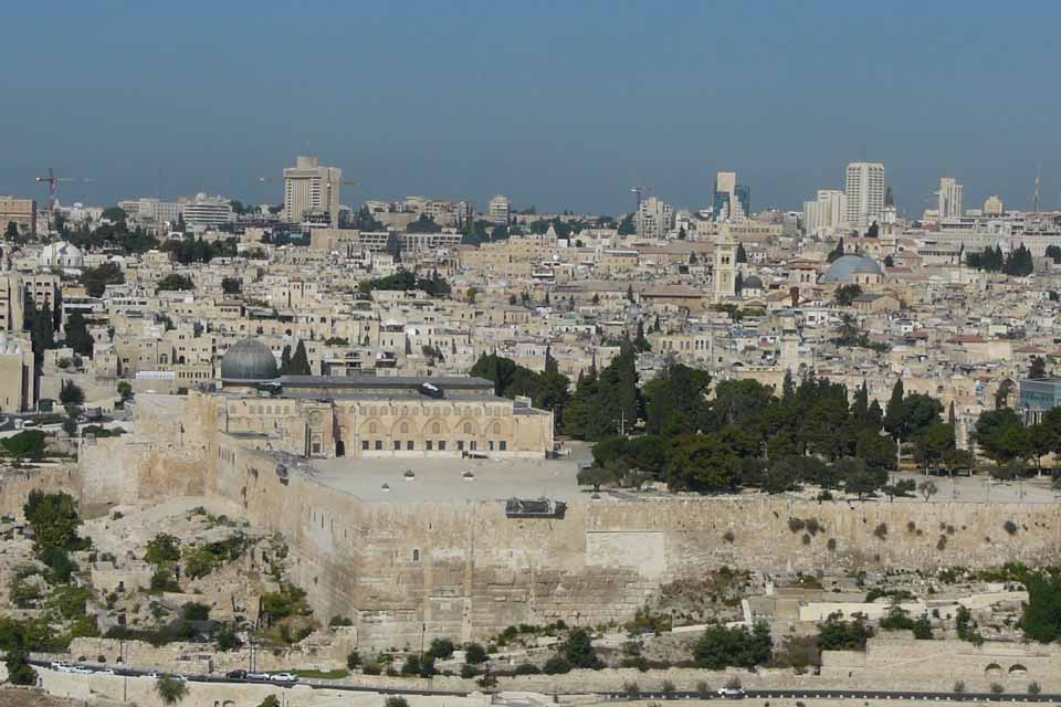 Conflito entre israelenses e palestinos deixa centenas de feridos em Jerusalém