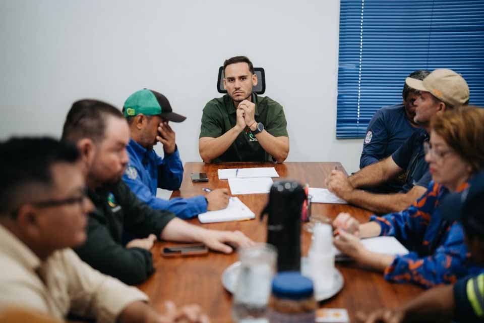 Prefeito Affonso Cândido se reúne com equipe técnica para avaliar situação após fortes chuvas