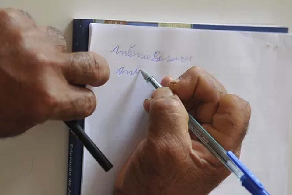 Analfabetismo recua, mas Brasil ainda tem 9,6 mi de adultos que não sabem ler nem escrever