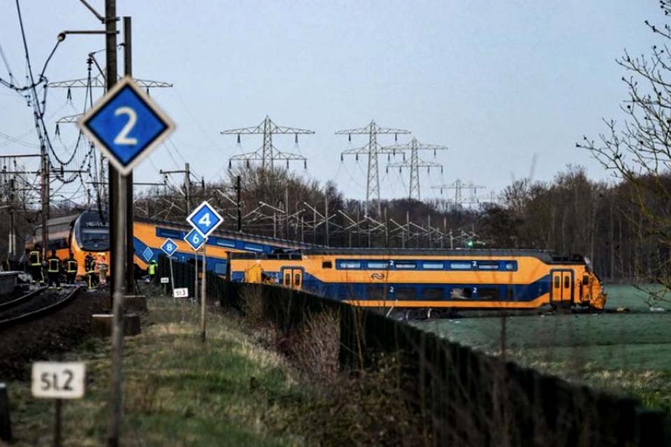 Uma pessoa morre e outras 30 ficam feridas após descarrilamento de trem na Holanda