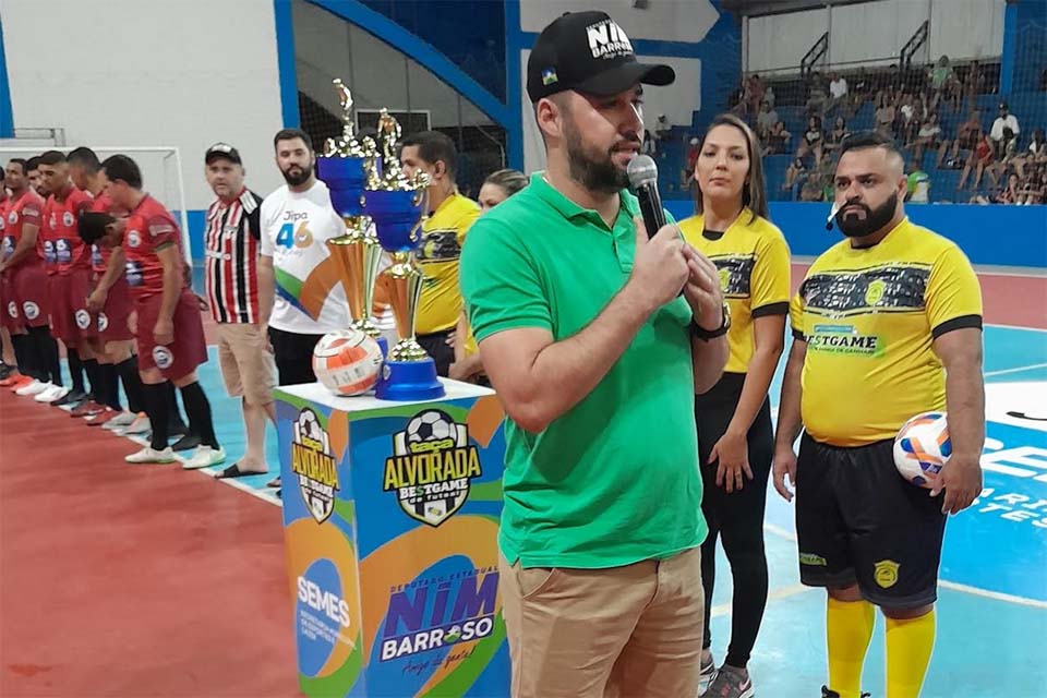 Deputado Nim Barroso entrega premiação na final da Taça Alvorada