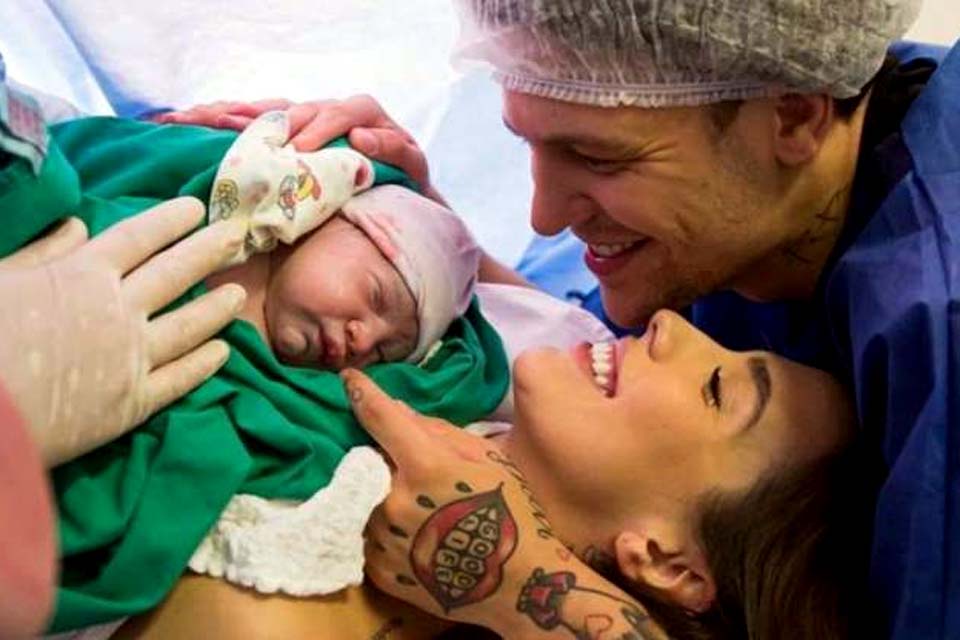 Nasce 2º filho de Gabi Brandt e Saulo Poncio! Veja 1ª foto do bebê Henri