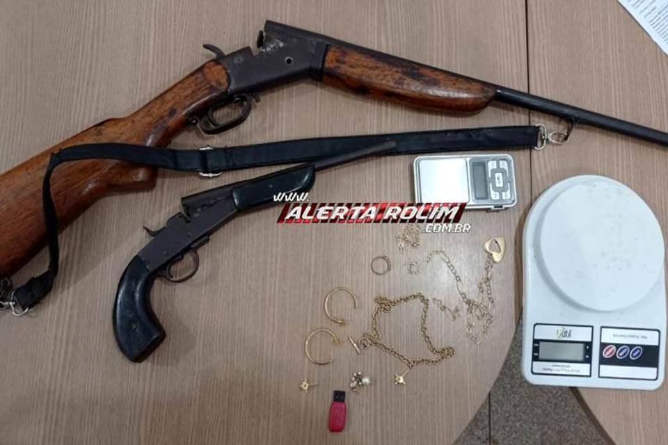 Mulher monitorada por tornozeleira é presa com armas em Rolim de Moura