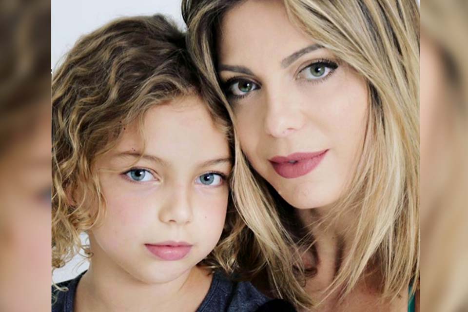 Sheila Mello posa ao lado da filha e impressiona pela semelhança