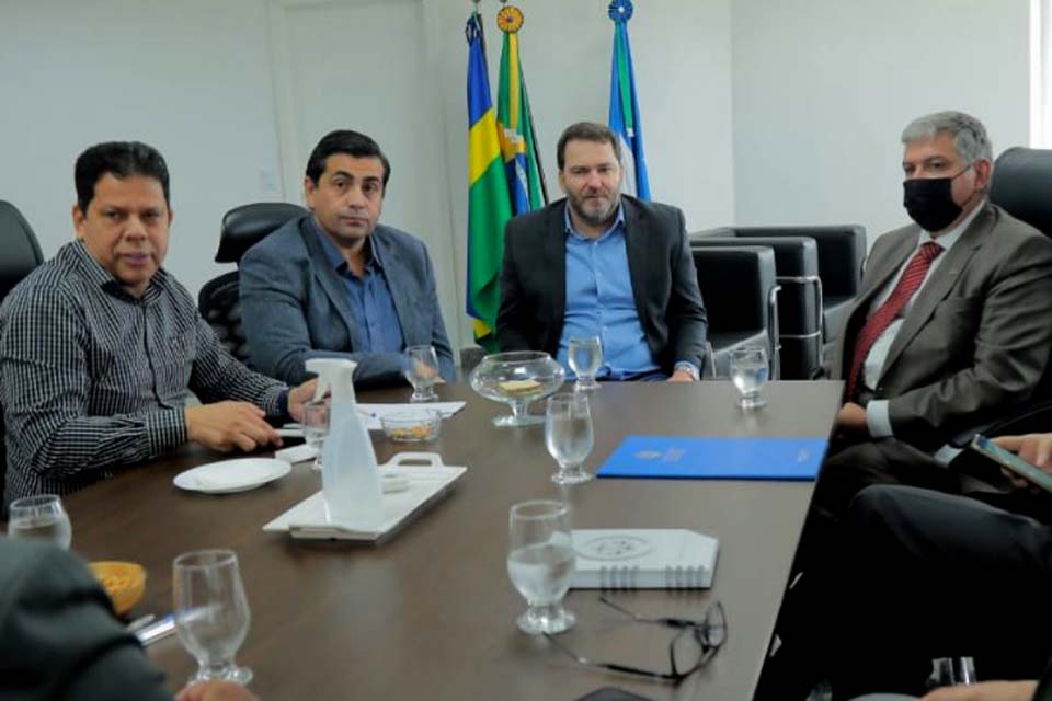 Deputado Alex Redano se reúne com presidente do Tribunal de Justiça e membros do Judiciário