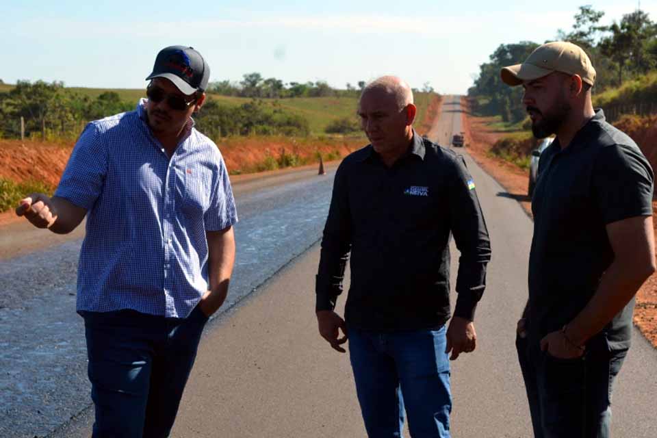 Ezequiel Neiva acompanha avanço da pavimentação da Rodovia do Boi e reforça compromisso com o Cone Sul