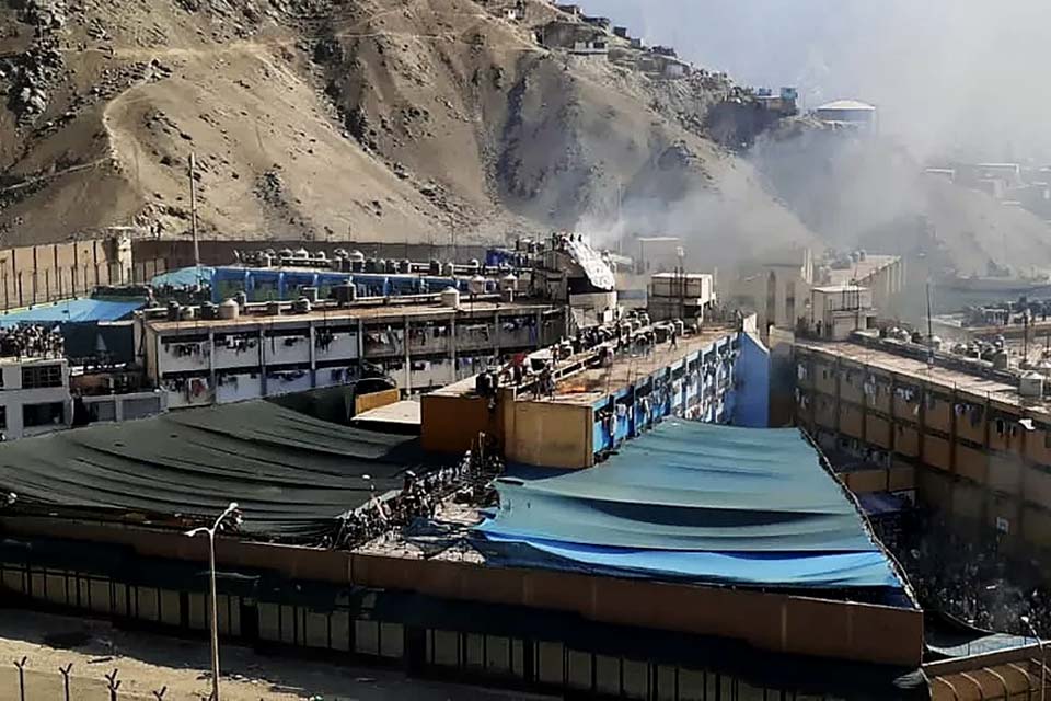Motim em presídio por medo da Covid-19 deixa feridos no Peru