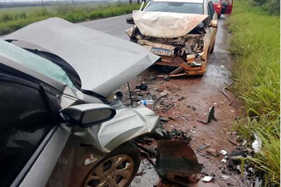Colisão frontal entre veículos deixa feridos na BR-364