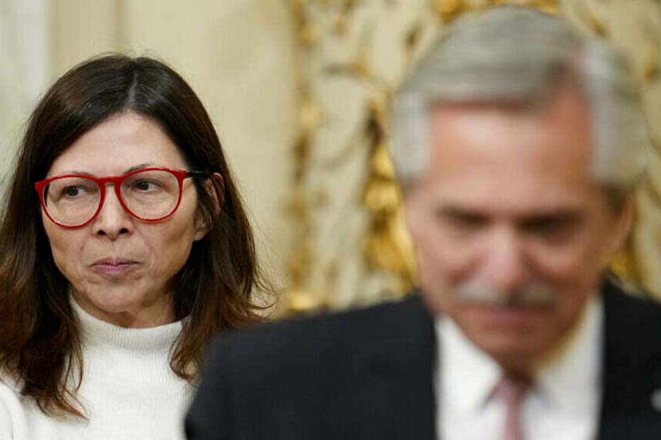 Argentina se prepara para suspender o acesso ao dólar turismo e dificultar ida de turistas ao Brasil