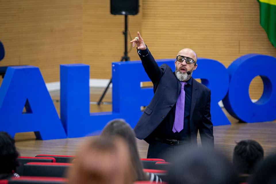 Assembleia Legislativa de Rondônia comemora dia do estagiário com palestra de Luiz Felipe Pondé e Fabrício Carpinejar