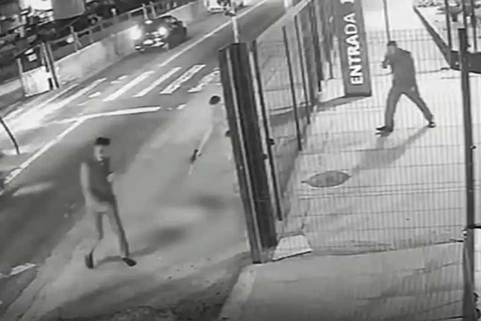 Cachorro é morto com dez tiros em frente a ponto de ônibus em SP