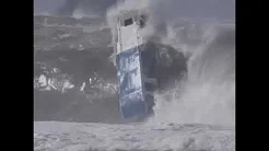 Onde gigante vira barco não tripulado na Indonésia 