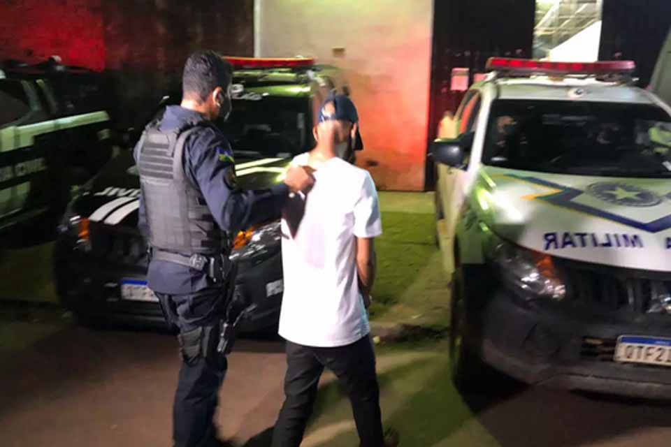 Jovem é detido pela população após tentar assaltar mulheres simulando estar armado