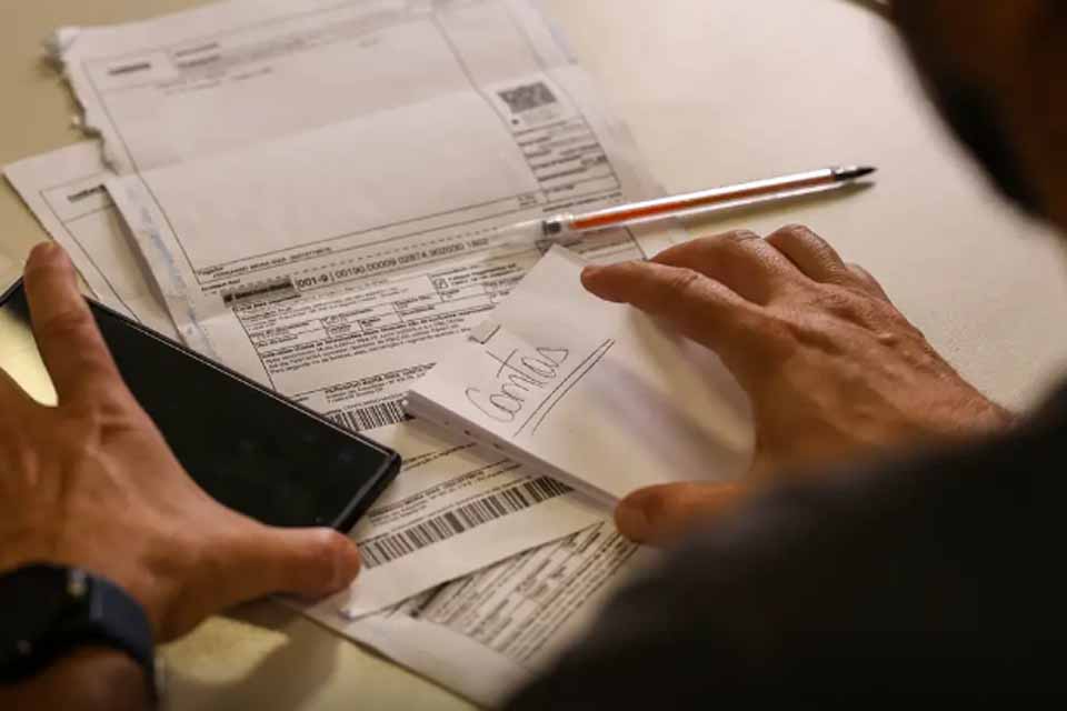 Salário mínimo de R$ 1.621 começa a ser pago nesta segunda