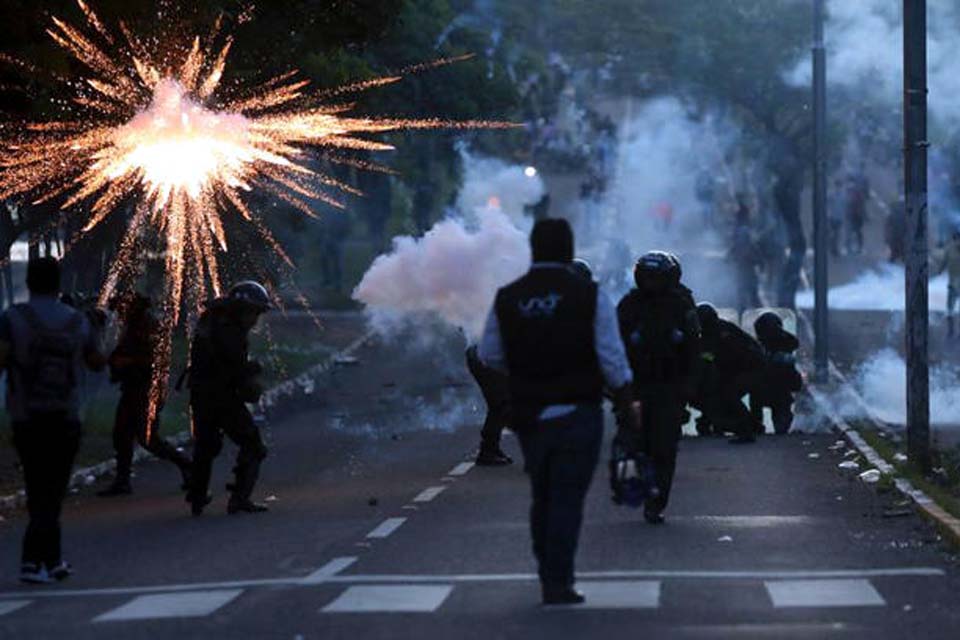 Bolívia registra violentos protestos após prisão de opositor