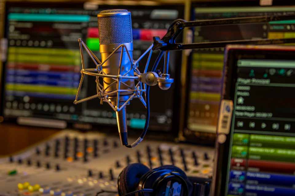 Rádios MEC e Nacional têm crescimento histórico de audiência em 2025