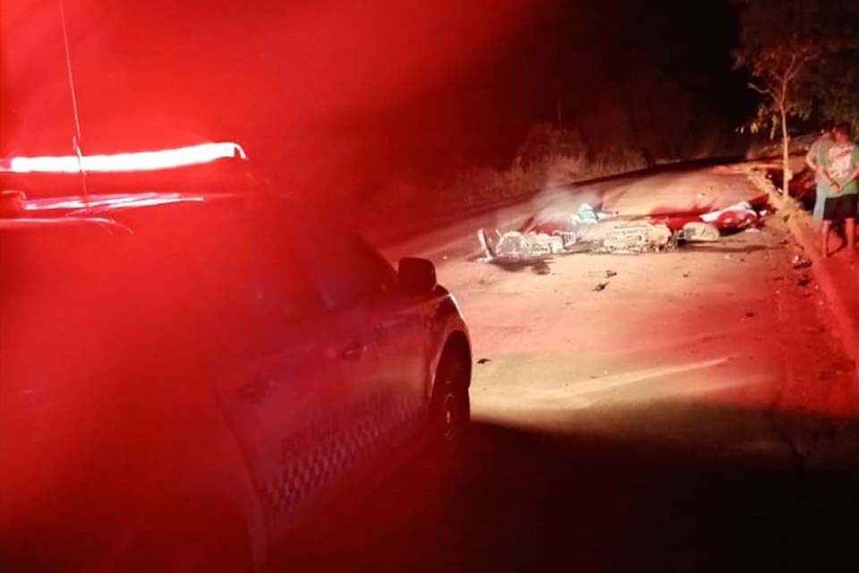 Colisão frontal entre motocicletas causa incêndio e deixa dois mortos