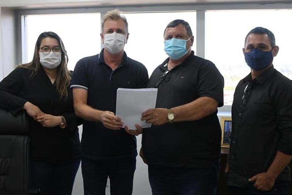 Deputado Luizinho Goebel atende demandas do prefeito de Pimenteiras do Oeste