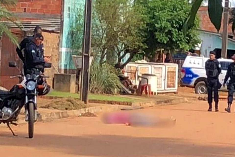 Adolescente agoniza e morre no meio da rua atingido por vários tiros 