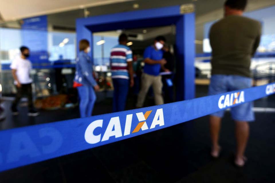 Caixa paga R$ 300 a 1,6 milhão beneficiários do Bolsa Família