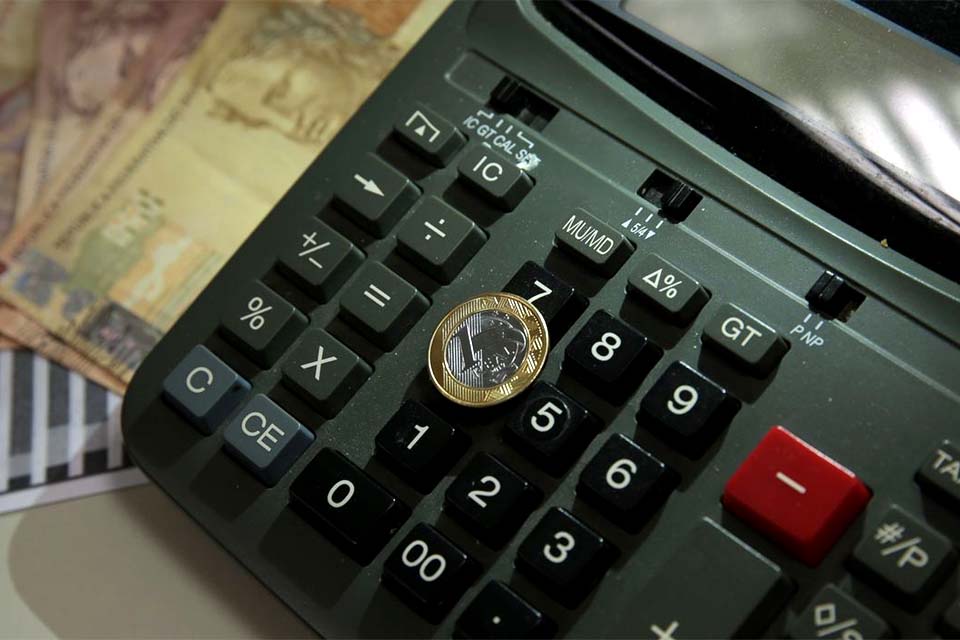 Reajuste salarial fica abaixo da inflação em agosto