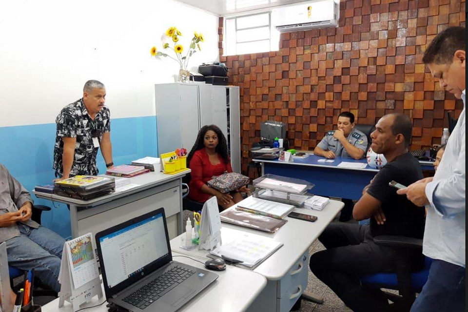 Professores da escola Militar Tiradentes são devolvidos por manifestarem interesse em participar de assembleia do Sintero