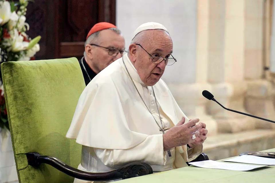 Papa condena hipocrisia de países que 'falam de paz e vendem armas'