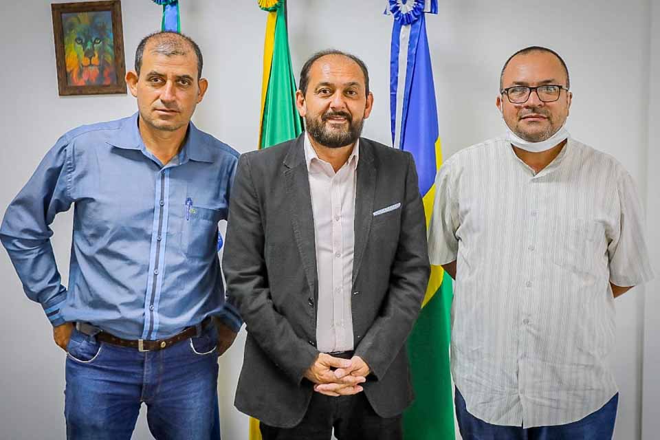 Presidente Laerte Gomes recebe lideranças de Monte Negro