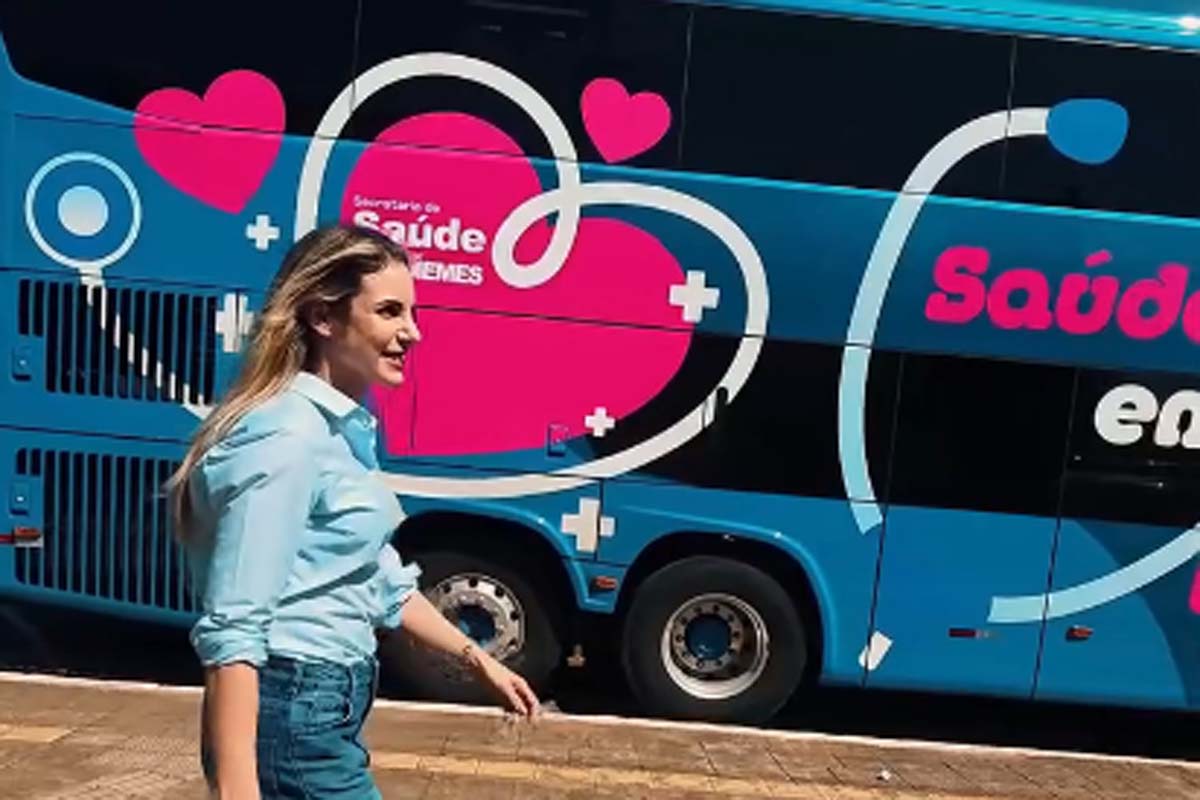 Prefeitura entrega dois novos ônibus para integrar a frota própria do município e transporte de pacientes