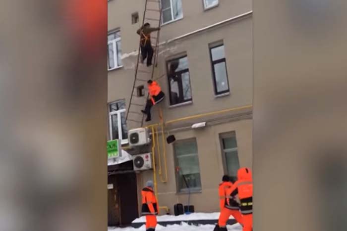 Trabalhadores se machucam após escada quebrar 