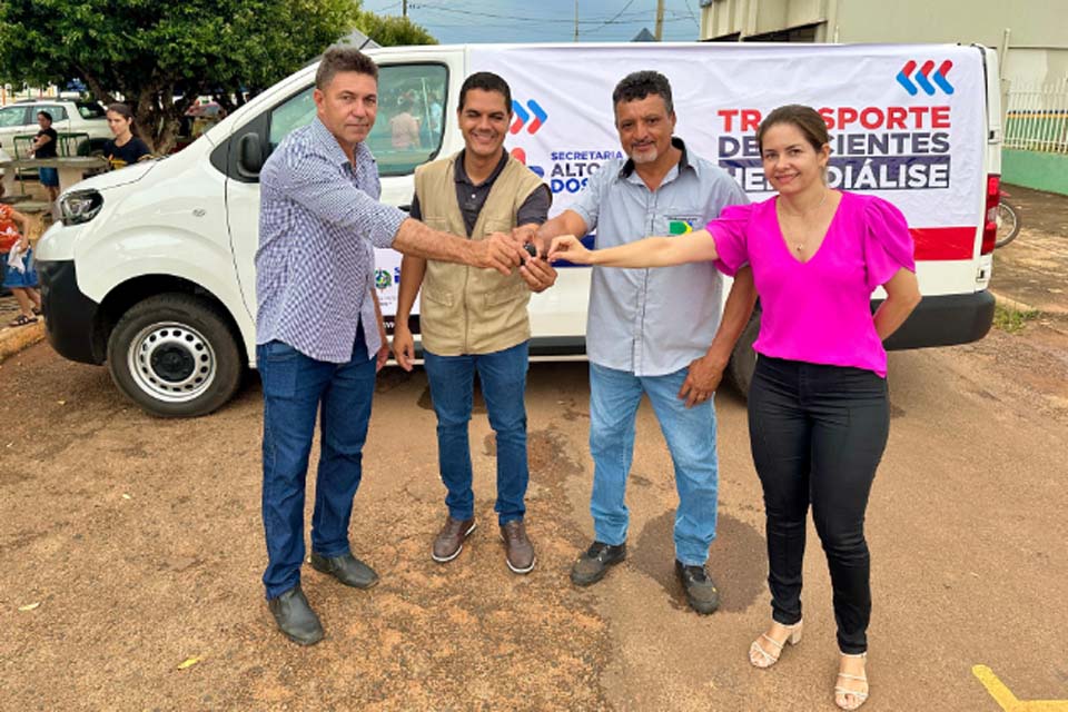 Deputado Cássio Gois entrega van de 230 mil reais para transporte de pacientes em Alto Alegre dos Parecis